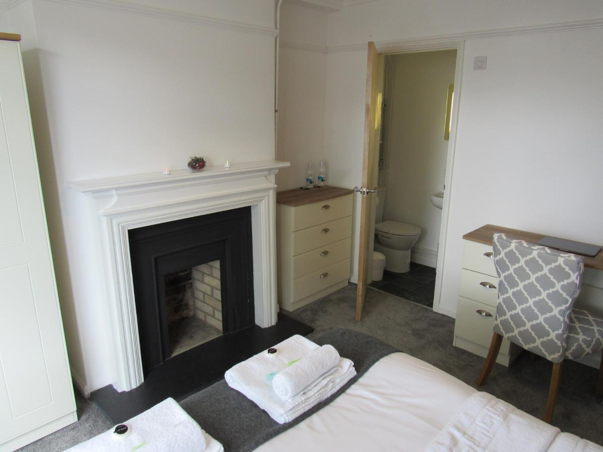 The Cambridge Suites - Tas Accommodations Exteriör bild