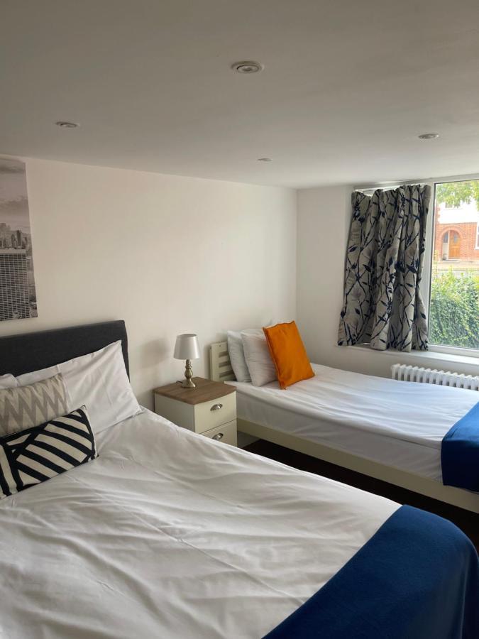 The Cambridge Suites - Tas Accommodations Exteriör bild